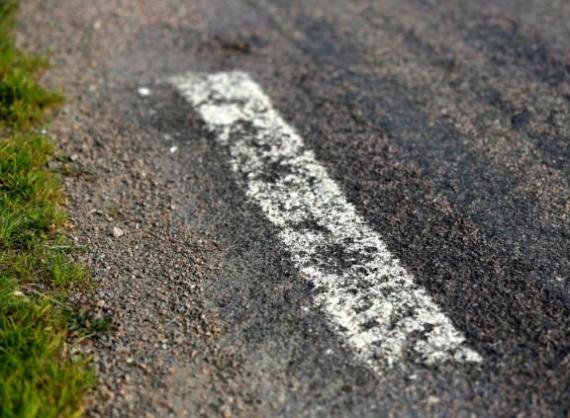 道路交通标志线的中心实线（道路中心黄线实线是什么标线）