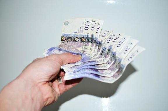 英国一辆车多少英镑（一辆英国汽车用英语怎么说）