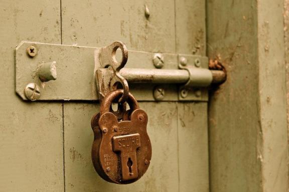 车辆防盗螺丝丢了（汽车轮胎防盗螺丝取出）